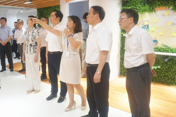 洪芳老师向省市有关领导介绍体验馆1.jpg