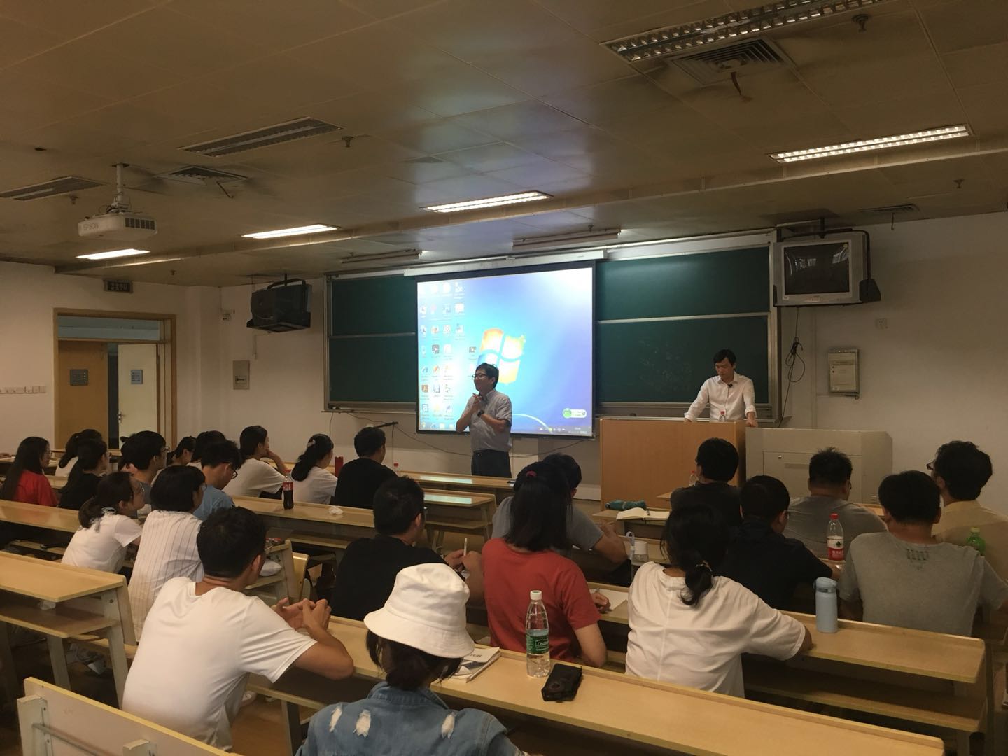 E:\百度云同步盘\学院工作\7综合管理\行政管理\信息工作\新闻发布\化学系宣传稿2则20180926\陈鹏教授讲座照片-2.jpg