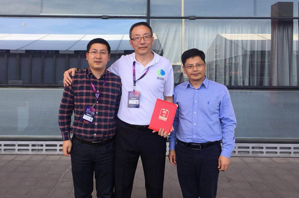 严进洪教授与公司领导合影.jpg