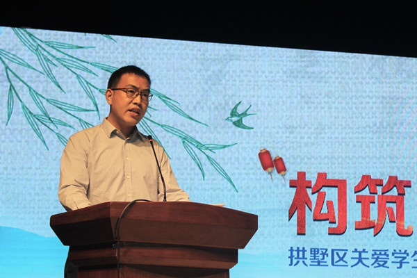 王笃明老师宣读倡议书 (2)_副本.jpg 王笃明老师宣读倡议书 (2)_副本.jpg