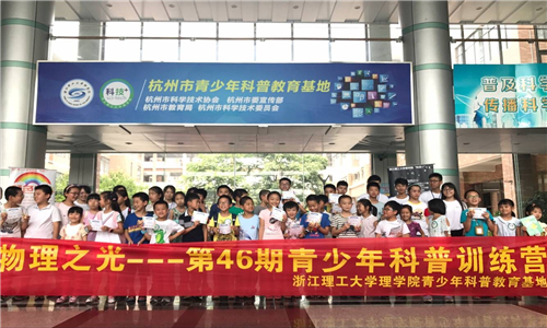 活动合影.jpg 活动合影.jpg