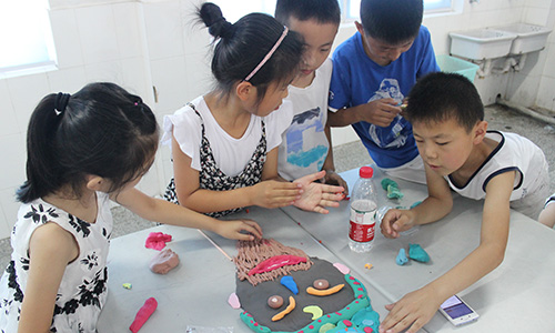 小朋友们合作制作黏土面孔 - 副本.jpg